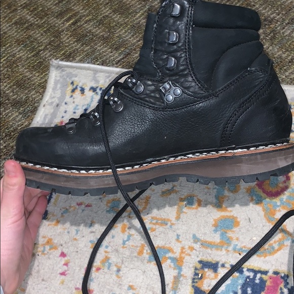 Black Han Wag Tashi Yak leather hand stitched hiking boots. - Picture 4 of 4